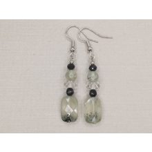 Prehnit formadíszített fülbevaló