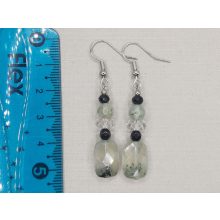 Prehnit formadíszített fülbevaló