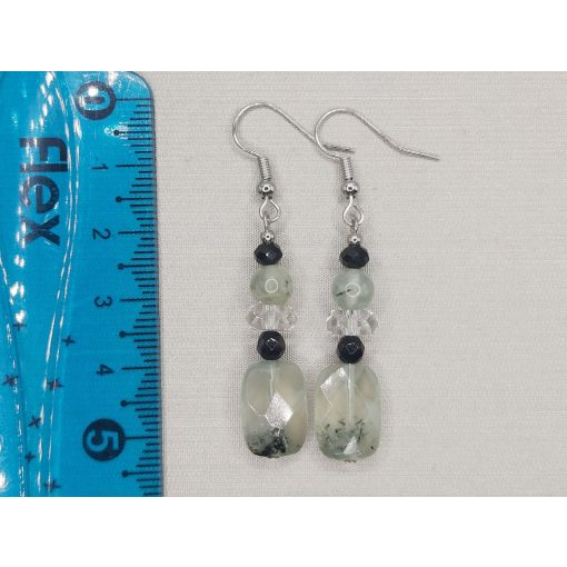 Prehnit formadíszített fülbevaló