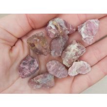 Rubellit nyerskő véletlenszerűen