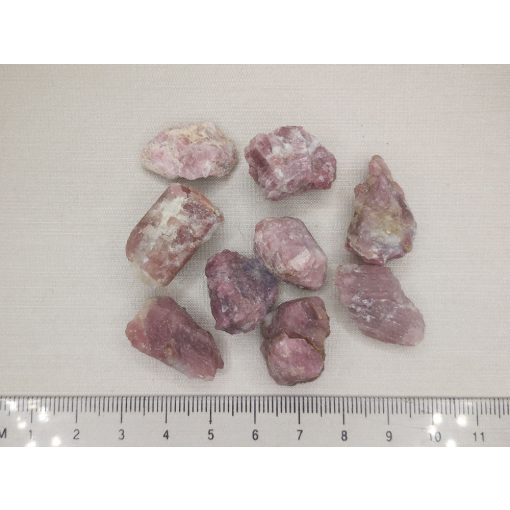 Rubellit nyerskő véletlenszerűen