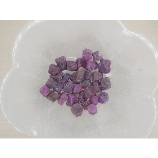 Rubin nyers kő kicsi véletlenszerűen