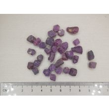 Rubin nyers kő kicsi véletlenszerűen