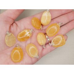 Sárga kalcit medál lapos véletlenszerűen