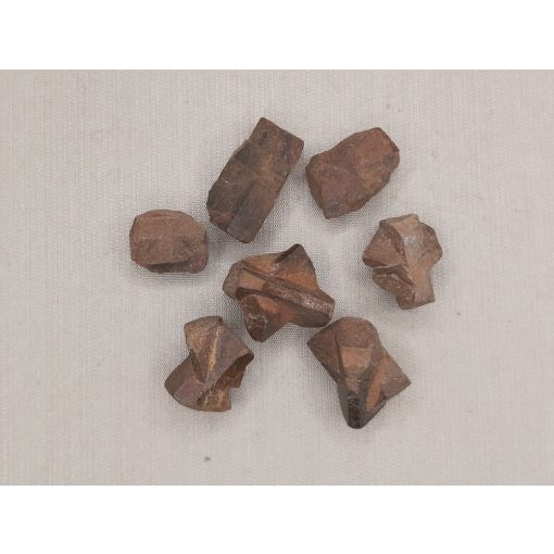 Sztaurolit nyers kő véletlenszerűen