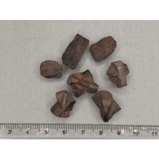 Sztaurolit nyers kő véletlenszerűen