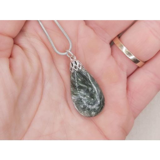 Szerafinit medál kaboson 