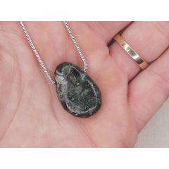 Szerafinit fúrt medál