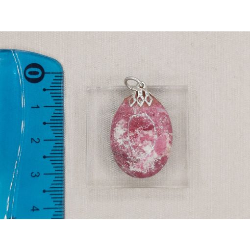 Thulit medál kaboson