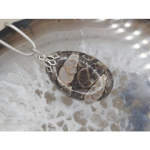 Turitella jáspis medál kaboson