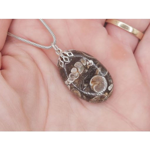 Turitella jáspis medál kaboson