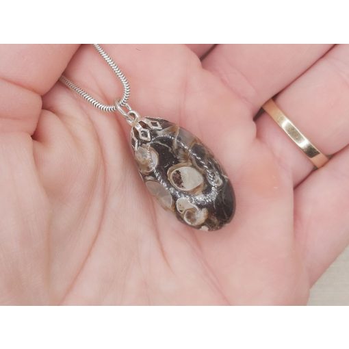 Turitella jáspis medál kaboson