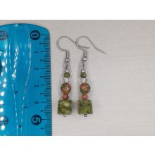 Unakit formadíszített füli