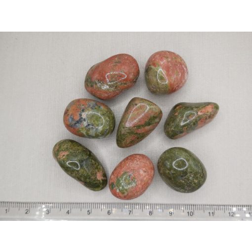 Unakit formadíszített füli