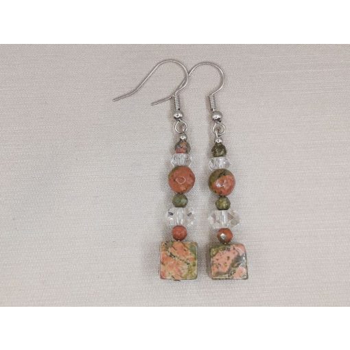 Unakit formadíszített füli