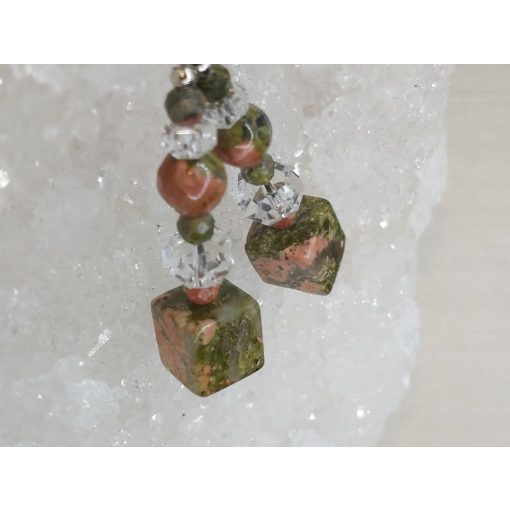 Unakit formadíszített füli