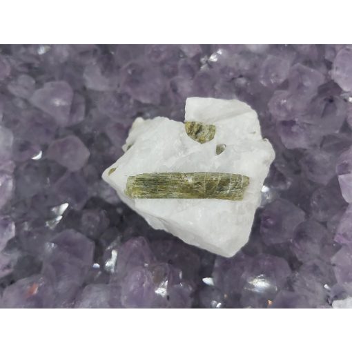 Verdelit zöld turmalin nyers ásvány