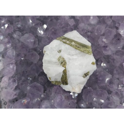 Verdelit zöld turmalin nyers ásvány