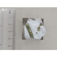 Verdelit zöld turmalin nyers ásvány