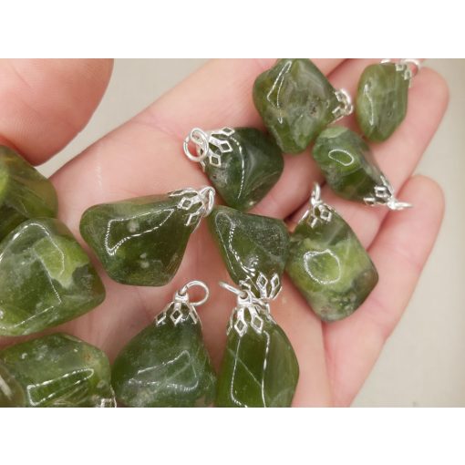 Vezuvianit medál véletlenszerűen